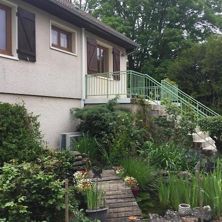 Sous La Tour Bed & Breakfast Agencourt Bagian luar foto