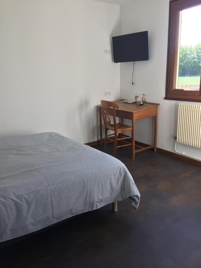 Sous La Tour Bed & Breakfast Agencourt Bagian luar foto