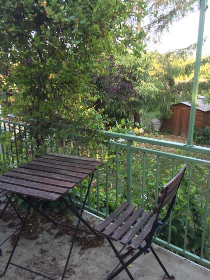 Sous La Tour Bed & Breakfast Agencourt Bagian luar foto