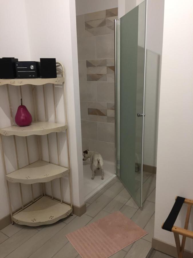 Sous La Tour Bed & Breakfast Agencourt Bagian luar foto