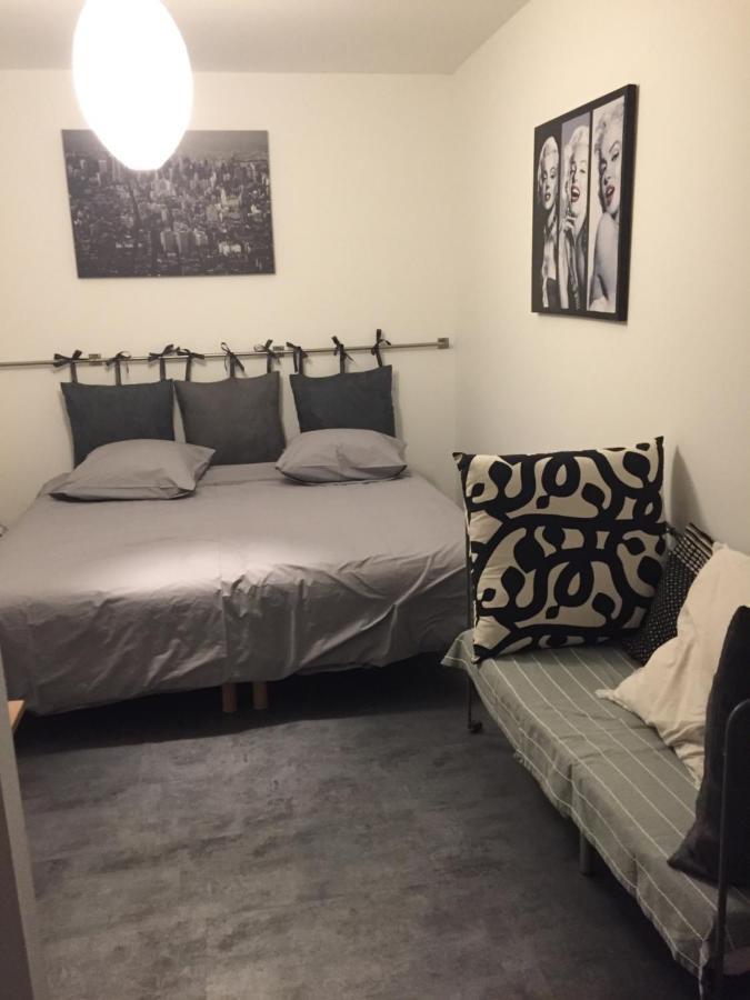 Sous La Tour Bed & Breakfast Agencourt Bagian luar foto