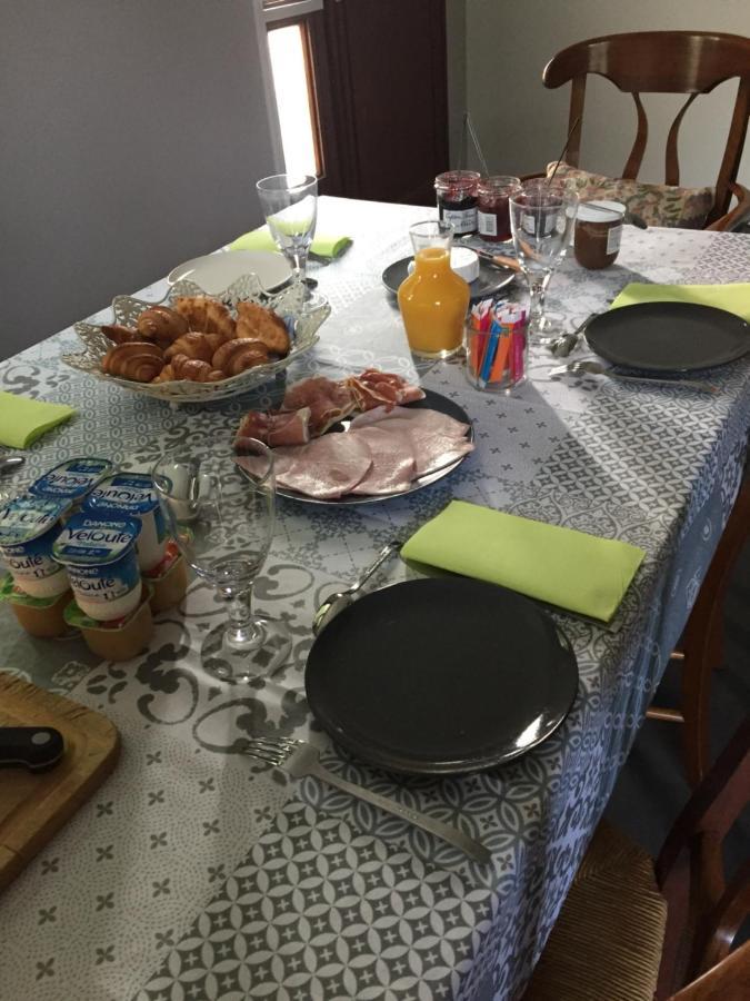 Sous La Tour Bed & Breakfast Agencourt Bagian luar foto