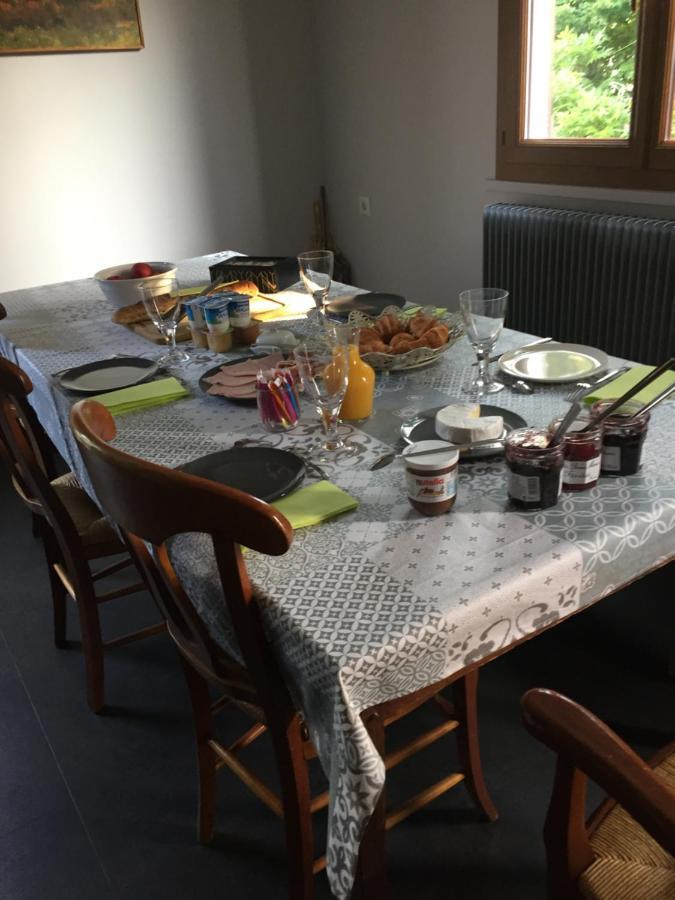 Sous La Tour Bed & Breakfast Agencourt Bagian luar foto