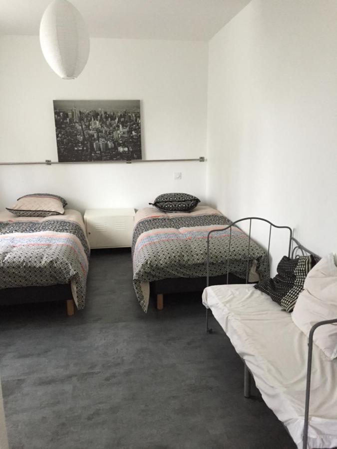 Sous La Tour Bed & Breakfast Agencourt Bagian luar foto