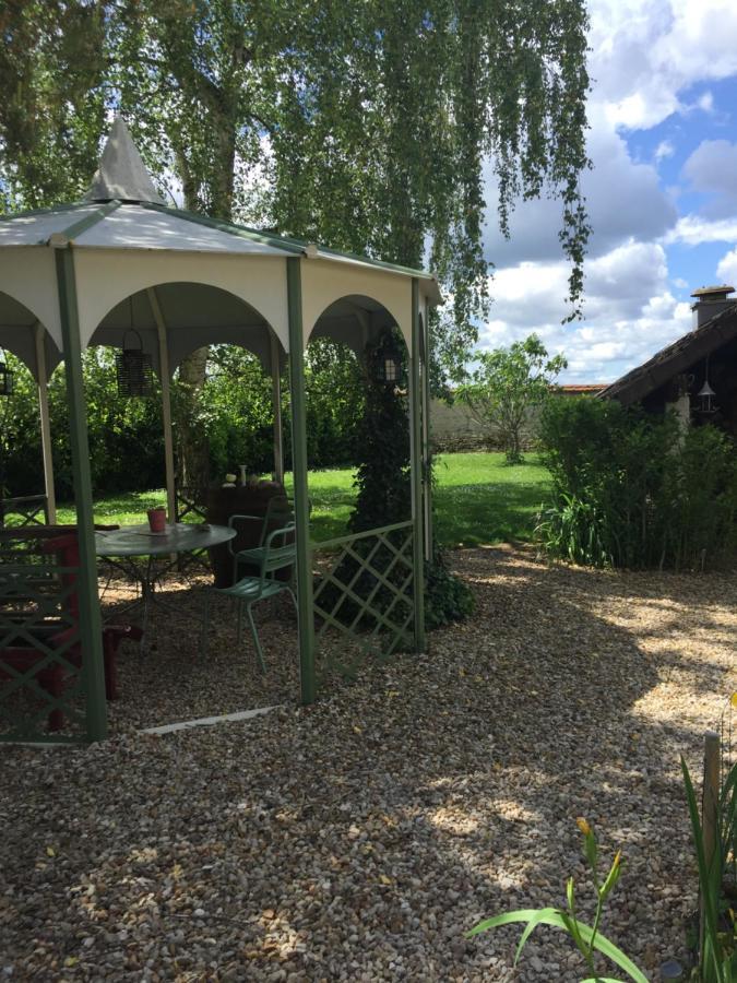 Sous La Tour Bed & Breakfast Agencourt Bagian luar foto
