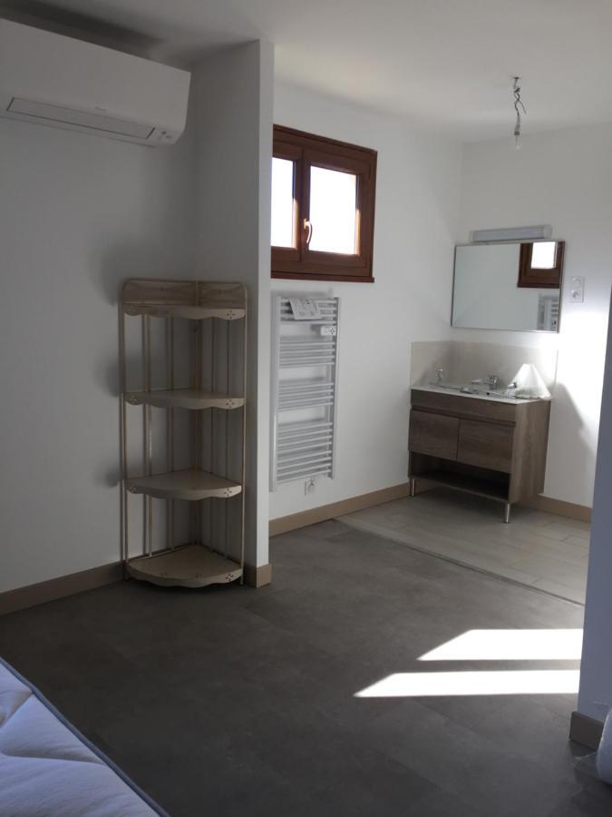 Sous La Tour Bed & Breakfast Agencourt Bagian luar foto