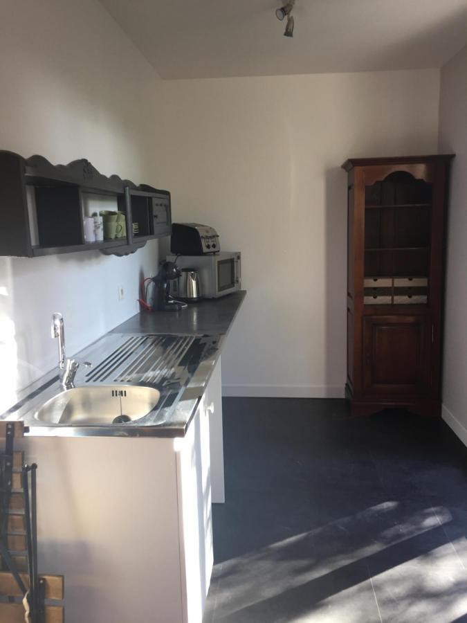 Sous La Tour Bed & Breakfast Agencourt Bagian luar foto