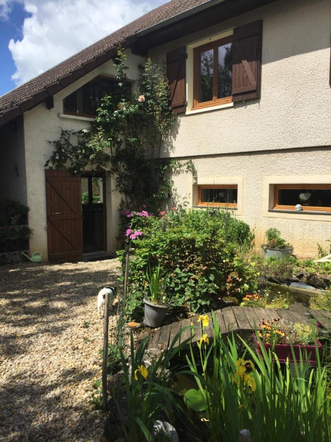 Sous La Tour Bed & Breakfast Agencourt Bagian luar foto
