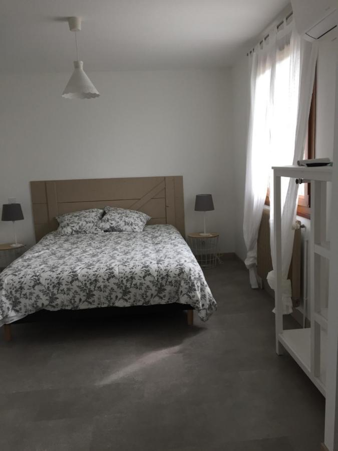 Sous La Tour Bed & Breakfast Agencourt Bagian luar foto