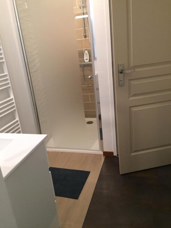 Sous La Tour Bed & Breakfast Agencourt Bagian luar foto