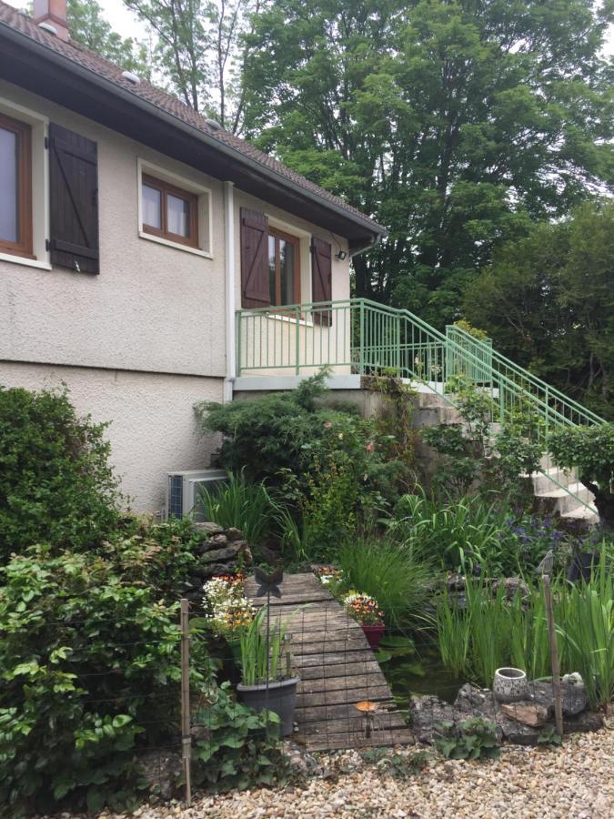 Sous La Tour Bed & Breakfast Agencourt Bagian luar foto