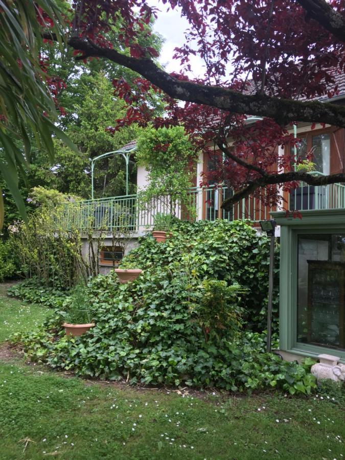 Sous La Tour Bed & Breakfast Agencourt Bagian luar foto